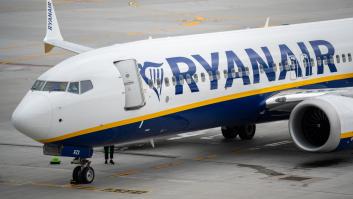Un pasajero de un avión de Ryanair es "succionado parcialmente" debido a la rotura de una ventanilla tras un desprendimiento de un trozo del motor