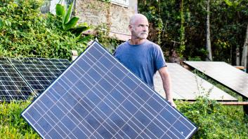 Un hombre vive de forma totalmente independiente, sin conexión eléctrica gracias a 70 paneles solares: "Nunca tengo que ducharme con agua fría"