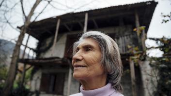 Milina y Luisa, primas de más de 80 años, son las últimas que resisten en una aldea recóndita asturiana: "Cuando acabemos nosotras el pueblo acabará también"