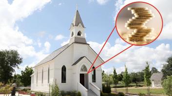 Una iglesia de 700 años iba a cerrar por falta de dinero y encontró bajo el altar una bolsa con nueve monedas de oro: "Rompimos a llorar en cuanto lo vimos"