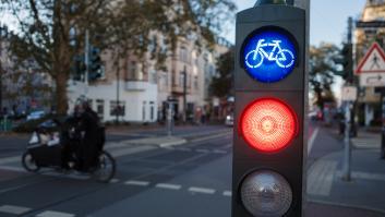 El semáforo para peatones con tres colores que solo existe en una ciudad en Europa: "Alarga el tiempo en que puede llegar seguro al otro lado de la calle"