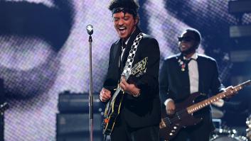 Bruno Mars sorprende al público cortando y comiendo jamón en pleno concierto: "Que le enseñen, por dios"