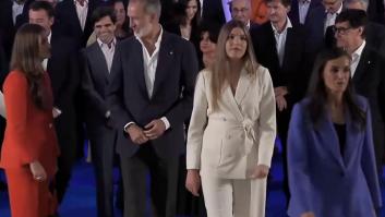 Hay revuelo por lo que se ve en esta foto de Letizia, Leonor, Sofía y Felipe VI antes del Francia-España: "¿No hay nadie con neuronas en el equipo de Casa Real?"