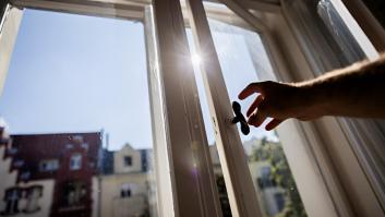 Introduce una hoja de papel en la ventana cerrada y tira suavemente: esta es la primera prueba que realizan los profesionales para detectar el calor
