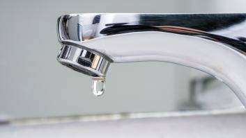 Un técnico le instala el contador de agua al revés: la empresa admite el error, pero aun así reclaman 557.190,37 euros al propietario