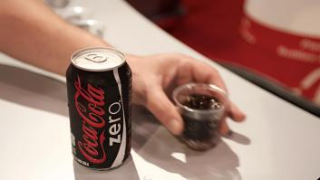 Un dentista avisa a quienes van dando sorbos al refresco 'zero' o light durante todo el día: "Creen que no pasa nada porque no lleva azúcar, pero no funciona así"