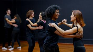 Un ensayo de Oxford con 121 jóvenes concluye que las clases de salsa reducen los síntomas de depresión y la ansiedad social en ocho semanas
