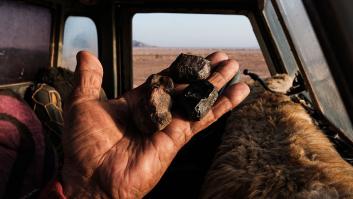 Un meteorito le agujereó el dormitorio, lo guardó en tarros con papel de aluminio y ahora la NASA lo estudia: "Encontré un agujero en el techo del dormitorio. Olía a azufre y había fragmentos negros sobre la cama"