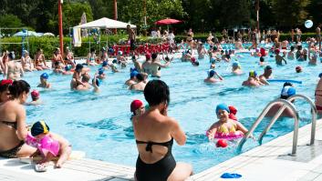 Ni una marca ni una talla concreta: misterioso ladrón de chanclas de una piscina que ya suma 100 pares y nadie sabe si es persona, animal o un reto adolescente