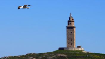 El faro más antiguo del mundo lleva casi 1.900 años encendiéndose cada noche y está en España: la torre romana de 55 metros que sigue guiando barcos