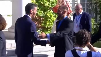Lo que hace Borja Iglesias en el saludo a Pedro Sánchez también llama poderosamente la atención