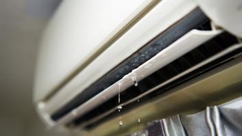 Ni beberla ni regar las plantas: lo que sí se puede hacer con el agua que gotea del aire acondicionado