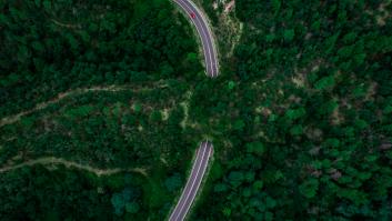El motivo por el que en este país se pintan algunos tramos de carretera de color rojo: no es por decoración