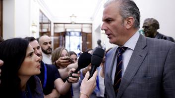 Las cosas de la vida: Ortega Smith ocupará el escaño y el despacho de Ábalos en el Congreso tras pasar al grupo mixto