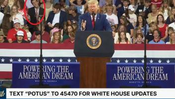 Lo que hace este hombre mientras habla Donald Trump da la vuelta al mundo