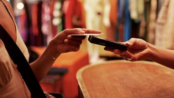 La dueña de una tienda, harta de clientes que solo van a preguntar y luego compran online, empieza a cobrar 25 euros por asesorar: si compras, te los descuenta