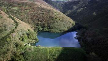 Los dueños de la 'laguna azul' viral prohíben bañarse por riesgo, pero a la vez cobran 2,30 euros a quien entre igualmente