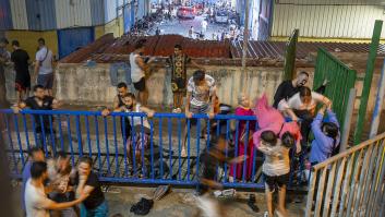 "Mira, mira, mira los cuerpos tirados en la puerta de mi negocio": los vecinos de Ceuta narran el "caos" y el "miedo" de una ciudad con el cierre echado