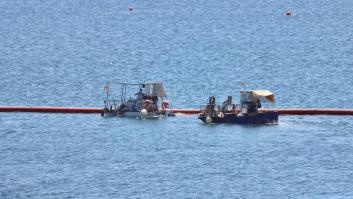 Un dispositivo neumático de 500 metros y con faldón antibuceo: así es la barrera colocada en Ceuta