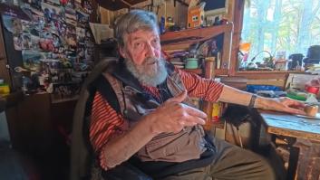 Iván, 84 años, el pintor que lleva 40 años aislado en una cabaña: "La gente está mal porque no sabe vivir su mal momento. Un mal momento tienes que vivirlo"