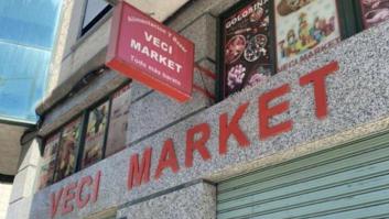El dueño de un bazar de Orihuela coloca un cartel con sus vacaciones y la gente alucina: "Y todavía ponen disculpen las molestias"