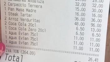 Enseña la cuenta que le traen en un bar en primera línea de playa y le llueven los comentarios: "Yo veo esos precios y no entro"