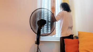 Marina, obligada a cerrar las ventanas de casa por los sistemas de refrigeración de una tienda en el mismo edificio: "En la habitación de mi hijo hace 45 grados"