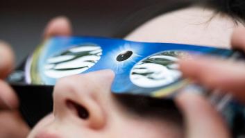 Una exdirigente de Cs que se quedó casi ciega por ver un eclipse sin gafas alerta a la población: "No son conscientes del peligro que supone"