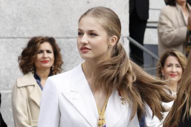 Leonor, que hoy celebra su 18º cumpleaños, abandona el Congreso entre las celebraciones de los asistentes.