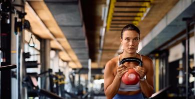 Una mujer entrenando en un gimnasio