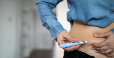 Una mujer pinchándose Ozempic.