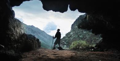 Joven en una cueva