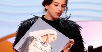 Rosalía con su disco 'Lux', en LOS40 Music Awards, este viernes.