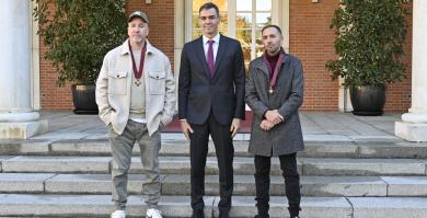 El presidente del Gobierno, Pedro Sánchez, acompañado por los integrantes del grupo de hip hop, SFDK, Zatu (i) y DJ Acción Sánchez, a los que ha entregado la Encomienda con Placa de la Orden Civil de Alfonso X el Sabio.