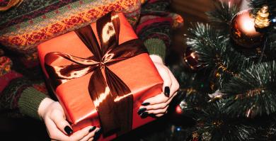 Una mujer con un regalo para Navidad