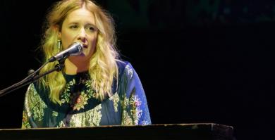 Carolina de Juan, 'Nina', vocalista de Morgan en un concierto en el Teatro Circo Price en 2022.