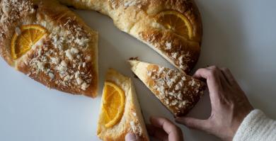 Roscón de reyes artesano con naranja y almendras.