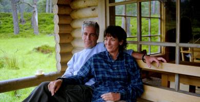 Ghislaine Maxwell y Jeffrey Epstein, en una imagen publicada por el Departamento de Justicia en Washington, el 19 de diciembre de 2025.