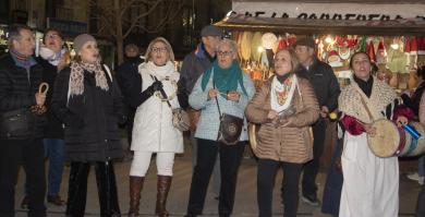 Varias mujeres cantan villancicos.