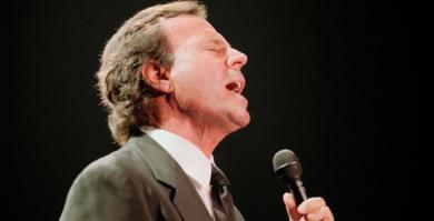 El cantante Julio Iglesias, en un concierto en Wembley en 1995.
