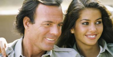 Julio Iglesias y Vaitiare en una imagen de 2006.