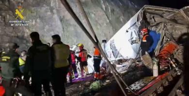 Agentes de la Guardia Civil y cuerpos de rescate en el accidente de Adamuz (Córdoba) provocado el descarrilamiento de un tren de alta velocidad que ha chocado contra otro que circulaba por la vía contigua.