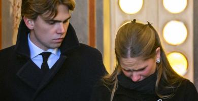 Irene Urdangarin llorando junto a su hermano Miguel Urdangarin en el entierro de Irene de Grecia en Tatoi