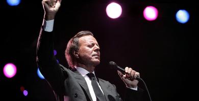 Julio Iglesias en un concierto en Ciudad del Cabo, Sudáfrica, en 2008.
