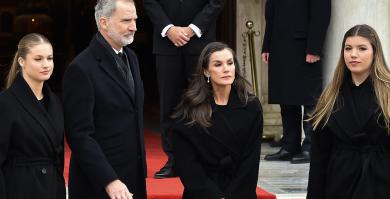 Los reyes Felipe y Letizia, la princesa Leonor y la infanta Sofía, parados para posar en el funeral de Irene de Grecia