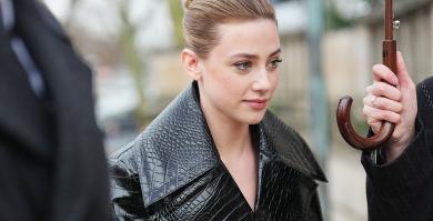 Lili Reinhart, con un recogido pulido que aguanta cualquier chaparrón