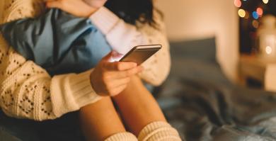 Una niña, con el móvil