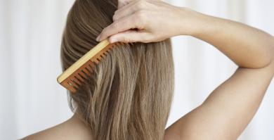 Una mujer cepillándose el pelo