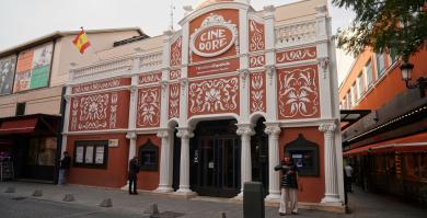Fachada de los Cines Doré en Madrid.