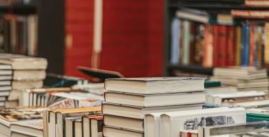 Libros apilados en una librería